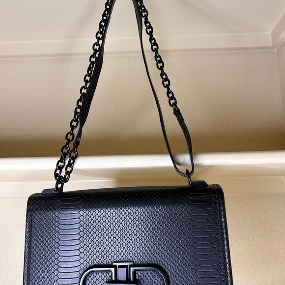 Snake-like aesthetic makes this handbag design a standout among the crowd! - Picture 14 of 14
